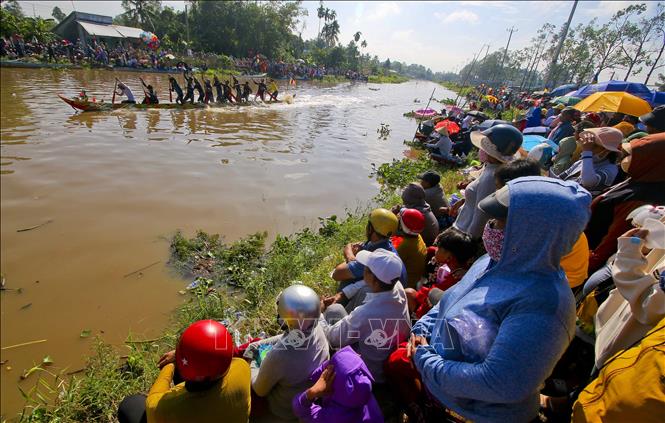 Đông đảo người dân xem và cổ vũ cho các đội đua. Ảnh: Duy Khương - TTXVN