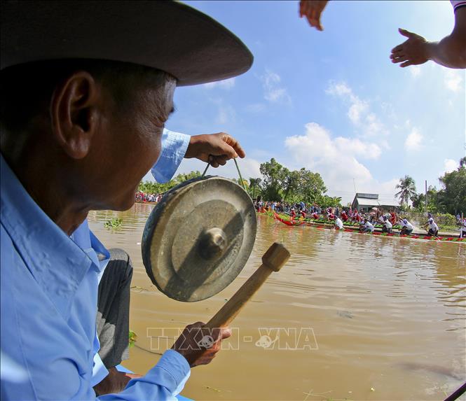 Cổ vũ cho đội đua. Ảnh: Duy Khương - TTXVN