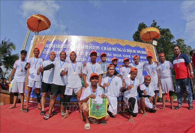 Trao giải cho ghe đạt giải. Ảnh: Duy Khương - TTXVN