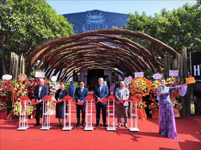 Fine arts ceramic exhibition opens in Hanoi - VNA Photos - Vietnam News ...