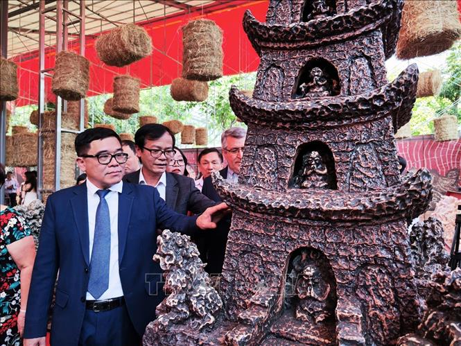 Fine arts ceramic exhibition opens in Hanoi - VNA Photos - Vietnam News ...