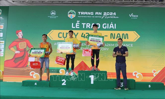 Winners of the men's full marathon receive their prizes. VNA Photo: Thùy Dung