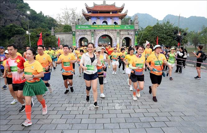 Runners join the fourth Trang An Marathon. VNA Photo: Thùy Dung