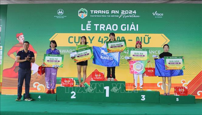 Winners of the women's full marathon receives their prizes. VNA Photo: Thùy Dung