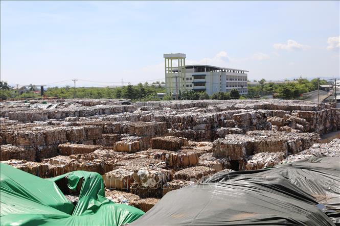 Nguồn nguyên liệu đầu vào của Công ty Cổ phần Giấy HKB - Hoa Lư hiện chủ yếu được nhập khẩu từ nước ngoài. Ảnh: Đức Phương - TTXVN