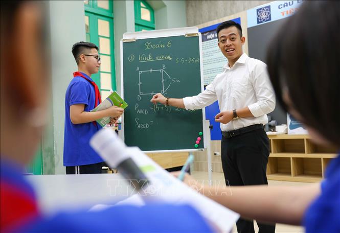 Những thành công trong việc áp dụng hệ thống chuyên đề môn Toán tại trường Trưng Vương có sự đóng góp của thầy giáo Minh được thể hiện rõ nét trong kết quả chung của học sinh và thành tích của đội ngũ mũi nhọn: điểm trung bình thi vào 10 của học sinh khối 9 nhà trường môn Toán ngày càng cải thiện, vươn lên đứng đầu quận Hoàn Kiếm trong các năm học gần đây; các đoàn học sinh mang về những tấm huy chương, giải thưởng, thành tích trong các kì thi cấp thành phố, quốc gia và quốc tế. Ảnh: Thanh Tùng - TTXVN