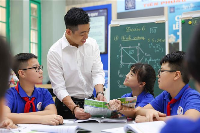 Được nhà trường tín nhiệm giao chủ nhiệm các lớp theo mô hình Toán, tinh thần đam mê Toán học của thầy và trò đã cộng hưởng tạo nên môi trường học tập sôi nổi, giúp các em phát triển tốt hơn, khuyến khích sự sáng tạo và tinh thần hợp tác. Ảnh: Thanh Tùng - TTXVN