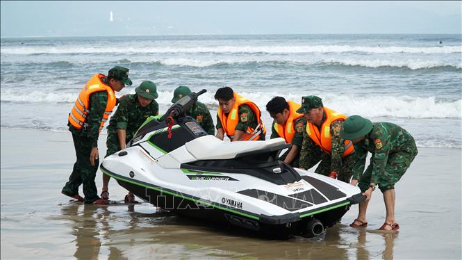 Lực lượng chức năng triển khai tìm kiếm học sinh bị đuối nước tại bãi tắm Sao Biển, Đà Nẵng. Ảnh: Quốc Dũng – TTXVN