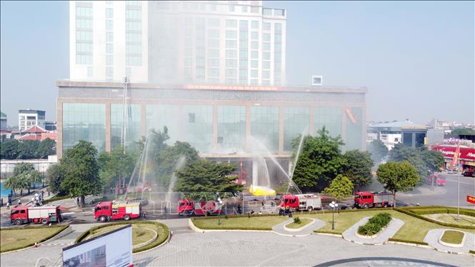 Các cơ quan chức năng đã huy động hàng chục phương tiện chữa cháy đến dập lửa. Ảnh: Tạ Toàn - TTXVN