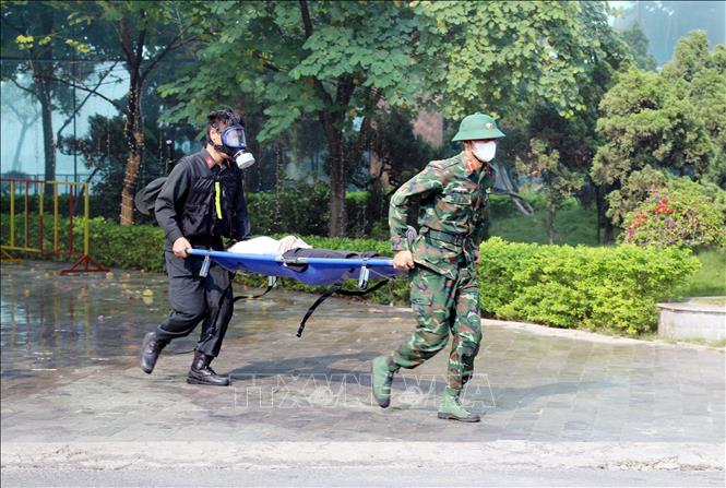 Các lực lượng, phương tiện phối hợp thực hiện nhiệm vụ chữa cháy, cứu người và cứu tài sản. Ảnh: Tạ Toàn – TTXVN