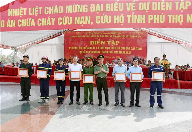 Nhân dịp này, các tập thể, cá nhân có thành tích trong diễn tập được nhận Bằng khen của Chủ tịch UBND tỉnh và Giấy khen của Giám đốc Công an tỉnh Phú Thọ. Ảnh: Tạ Toàn – TTXVN