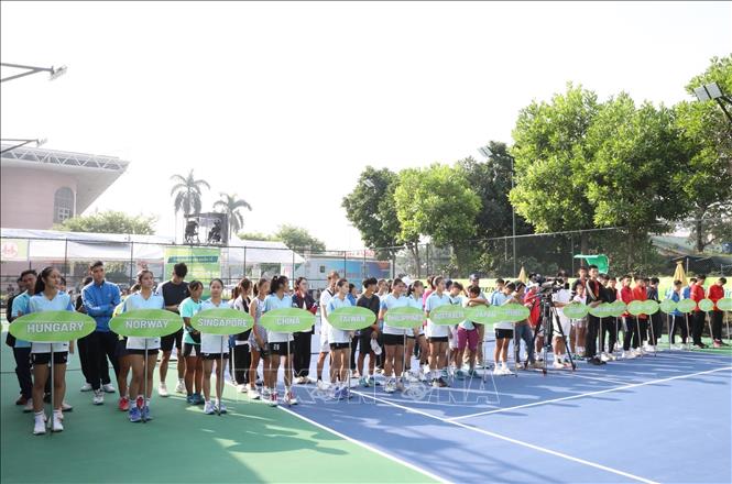 The event sees the competition of nearly 200 young tennis players from 18 countries and territories. VNA Photo: Đức Phương