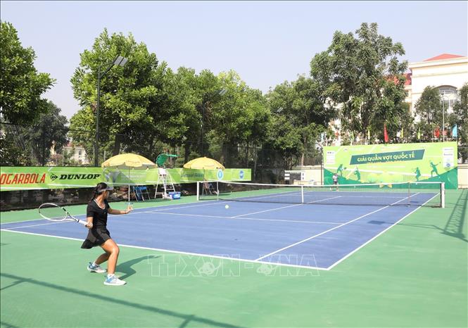 Vietnamese and Taiwanese players compete in a women's single match. VNA Photo: Đức Phương