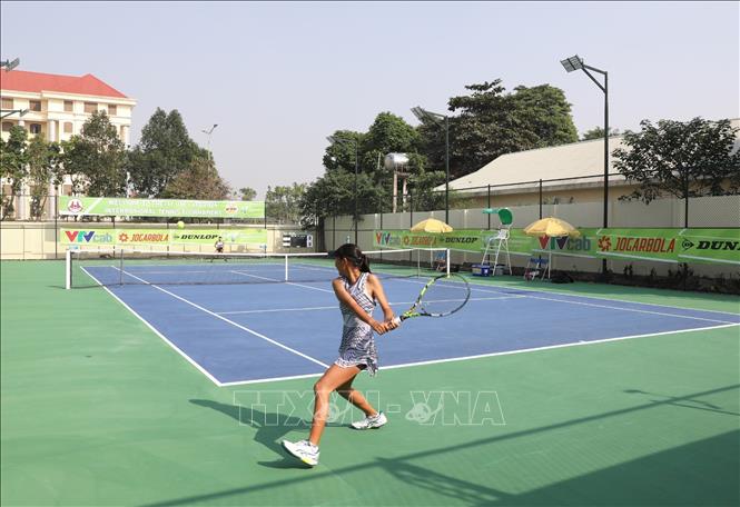 Thai and Japanese players compete in a women's single match. VNA Photo: Đức Phương
