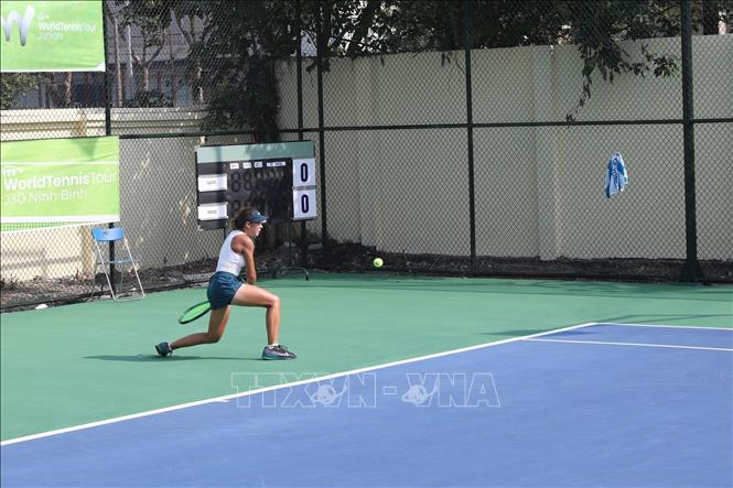 Thai and Japanese players compete in a women's single match. VNA Photo: Đức Phương