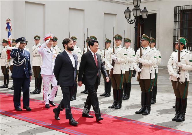 Chilean President Gabriel Boric and Vietnamese President Luong Cuong review the guards of honour at a welcome ceremony in Santiago on November 11  . VNA Photo: Lâm Khánh