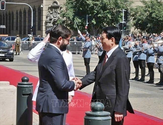 Chilean President Gabriel Boric Font welcomes Vietnamese President Luong Cuong in Santiago on November 11. VNA Photo: Lâm Khánh
