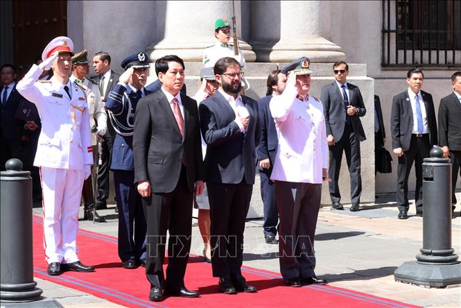 Chilean President Gabriel Boric Font hosts a welcome ceremony in Santiago on November 11 for Vietnamese President Luong Cuong during the latter’s official visit to Chile. VNA Photo: Lâm Khánh