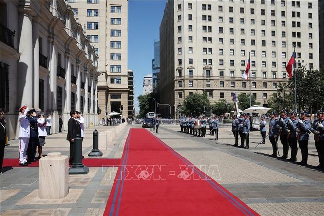 Chilean President Gabriel Boric Font hosts a welcome ceremony in Santiago on November 11 for Vietnamese President Luong Cuong during the latter’s official visit to Chile. VNA Photo: Lâm Khánh