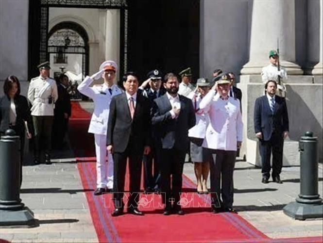 Chilean President Gabriel Boric Font hosts a welcome ceremony in Santiago on November 11 for Vietnamese President Luong Cuong during the latter’s official visit to Chile. VNA Photo: Lâm Khánh