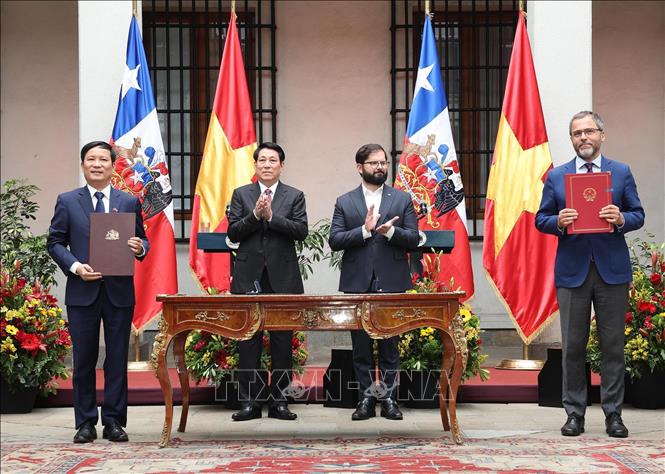 Chủ tịch nước Lương Cường và Tổng thống Chile Gabriel Boric Font chứng kiến lễ ký ghi nhớ hợp tác giữa Liên đoàn Thương mại và Công nghiệp Việt Nam với Cơ quan Xúc tiến thương mại Chile. Ảnh: Lâm Khánh – TTXVN