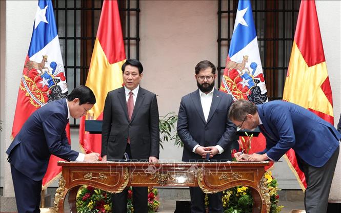 Chủ tịch nước Lương Cường và Tổng thống Chile Gabriel Boric Font chứng kiến lễ ký ghi nhớ hợp tác giữa Liên đoàn Thương mại và Công nghiệp Việt Nam với Cơ quan Xúc tiến thương mại Chile. Ảnh: Lâm Khánh – TTXVN