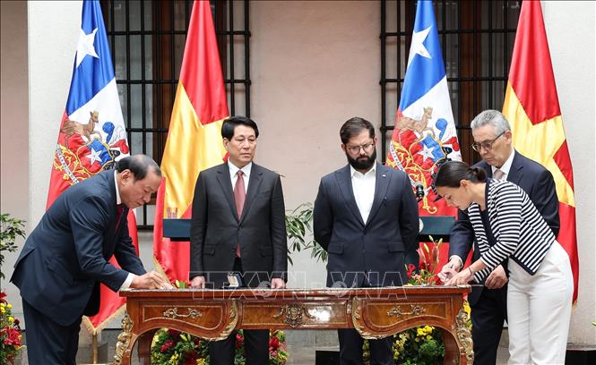 Chủ tịch nước Lương Cường và Tổng thống Chile Gabriel Boric Font chứng kiến lễ ký Ghi nhớ hợp tác giữa Bộ Văn hoá, Thể thao và Du lịch Việt Nam với Bộ Văn hoá, Nghệ thuật và Di sản Chile. Ảnh: Lâm Khánh – TTXVN