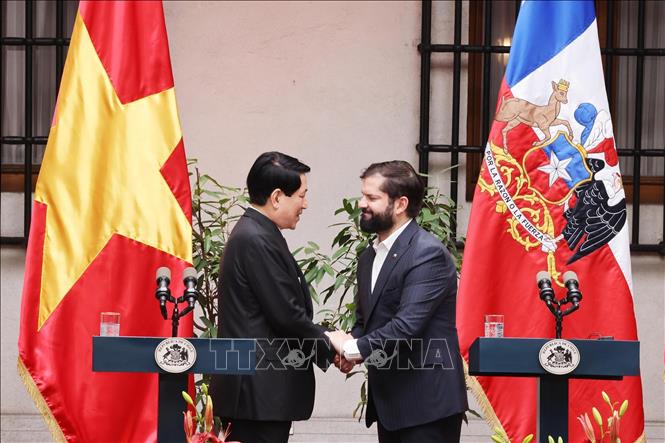 Chủ tịch nước Lương Cường và Tổng thống Chile Gabriel Boric Font tại buổi gặp gỡ báo chí. Ảnh: Lâm Khánh – TTXVN