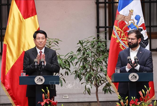 Chủ tịch nước Lương Cường và Tổng thống Chile Gabriel Boric Font tại cuộc gặp gỡ báo chí. Ảnh: Lâm Khánh – TTXVN