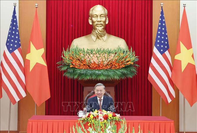 General Secretary of the Communist Party of Vietnam Central Committee To Lam talks over the phone with President-elect of the US Donald Trump on November 11 evening. VNA Photo: Thống Nhất