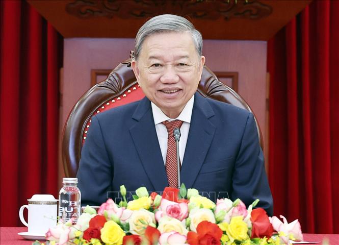 General Secretary of the Communist Party of Vietnam Central Committee To Lam talks over the phone with President-elect of the US Donald Trump on November 11 evening. VNA Photo: Thống Nhất