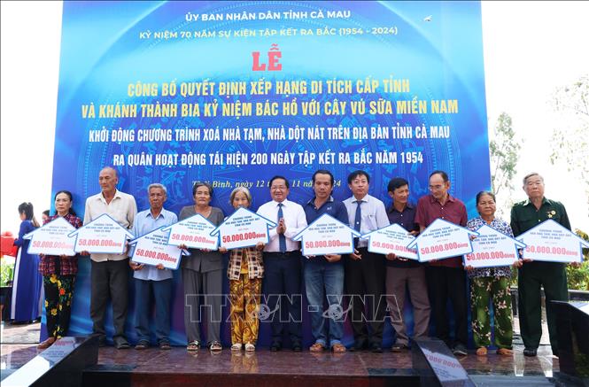 Hỗ trợ các hộ gia đình khó khăn trong chương trình xóa nhà tạm, nhà dột nát tỉnh Cà Mau. Ảnh: Hồng Đạt - TTXVN
