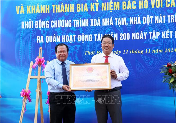 UBND tỉnh Cà Mau trao Quyết định xếp hạng di tích cấp tỉnh Bia kỷ niệm Bác Hồ với cây vú sữa miền Nam cho huyện Thới Bình. Ảnh: Hồng Đạt - TTXVN
