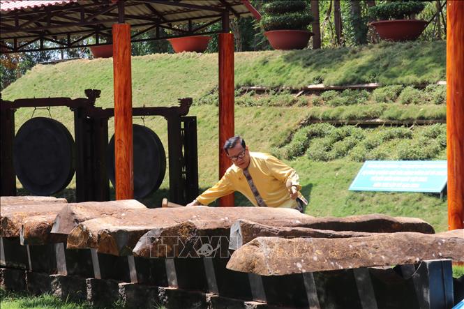 Nghệ nhân trình diễn đánh đàn đá tại Khu Bảo tồn Văn hóa dân tộc S’tiêng sóc Bom Bo. Ảnh: Nhật Bình – TTXVN