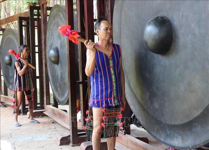 Các nghệ nhân trình diễn đánh cồng chiêng tại Khu Bảo tồn Văn hóa dân tộc S’tiêng sóc Bom Bo. Ảnh: Nhật Bình – TTXVN