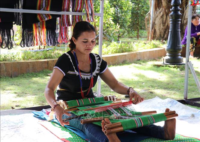 Nghệ nhân đồng bào dân tộc S’tiêng trình diễn dệt thổ cẩm tại Khu Bảo tồn Văn hóa dân tộc S’tiêng sóc Bom Bo. Ảnh: Nhật Bình – TTXVN