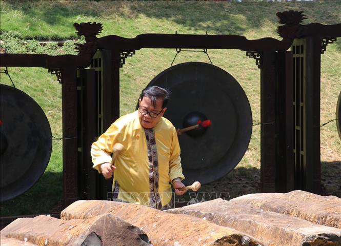 Nghệ nhân trình diễn đánh đàn đá tại Khu Bảo tồn Văn hóa dân tộc S’tiêng sóc Bom Bo. Ảnh: Nhật Bình – TTXVN