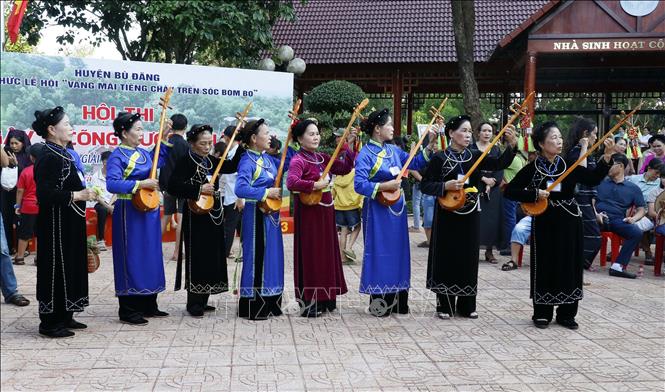 Đồng bào dân tộc thiểu số trình diễn nghệ thuật tại Khu Bảo tồn Văn hóa dân tộc S’tiêng sóc Bom Bo. Ảnh: Nhật Bình – TTXVN