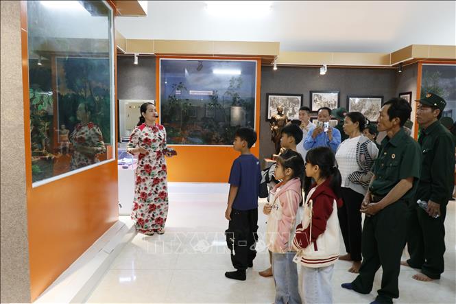 Khách tham quan, tìm hiểu về lịch sử, văn hóa của đồng bào dân tộc thiểu số S'tiêng tại Khu Bảo tồn Văn hóa dân tộc S’tiêng sóc Bom Bo. Ảnh: Nhật Bình - TTXVN