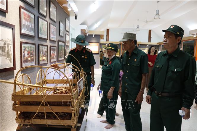 Khách tham quan, tìm hiểu về lịch sử, văn hóa của đồng bào dân tộc thiểu số S'tiêng tại Khu Bảo tồn Văn hóa dân tộc S’tiêng sóc Bom Bo. Ảnh: Nhật Bình - TTXVN