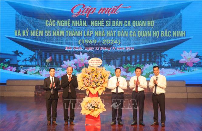 Lãnh đạo Sở Văn hóa, Thể thao và Du lịch tỉnh Bắc Ninh tặng hoa chúc mừng kỷ niệm 55 năm thành lập Nhà hát Dân ca Quan họ Bắc Ninh. Ảnh: Thanh Thương - TTXVN