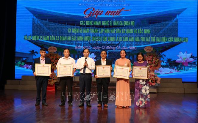 Khen thưởng các tập thể, cá nhân có thành tích xuất sắc. Ảnh: Thanh Thương - TTXVN