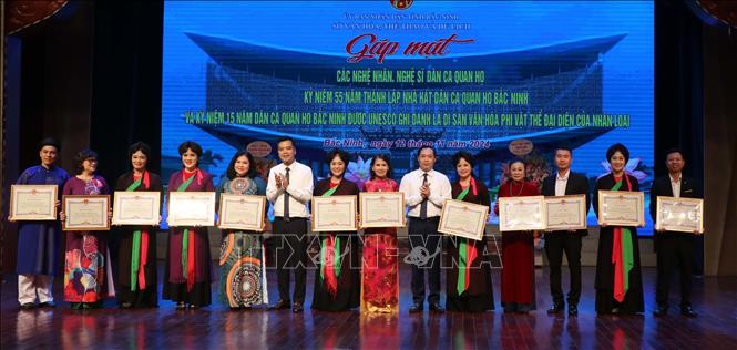 Khen thưởng các tập thể, cá nhân có thành tích xuất sắc. Ảnh: Thanh Thương - TTXVN