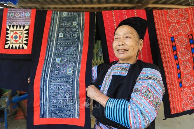 Người Mông xã Pà Cò luôn tự hào với những sản phẩm vải thổ cẩm. Ảnh: Trọng Đạt-TTXVN