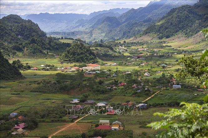 Xóm Thung Mặn xã Hang Kia (Mai Châu, Hòa Bình) với khung cảnh xanh mát, bình yên. Ảnh: Trọng Đạt-TTXVN