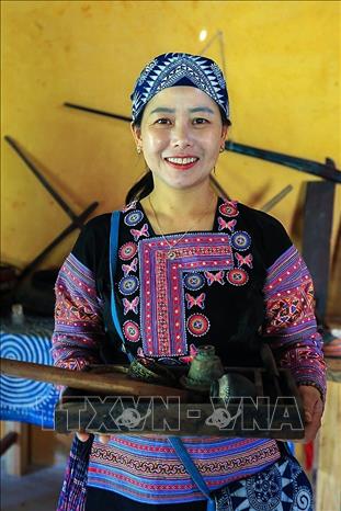 Chị Sùng Y Múa, người tiên phong trong phong trào phụ nữ Mông làm Homestay tại xã Hang Kia (Mai Châu, Hòa Bình). Ảnh: Trọng Đạt-TTXVN