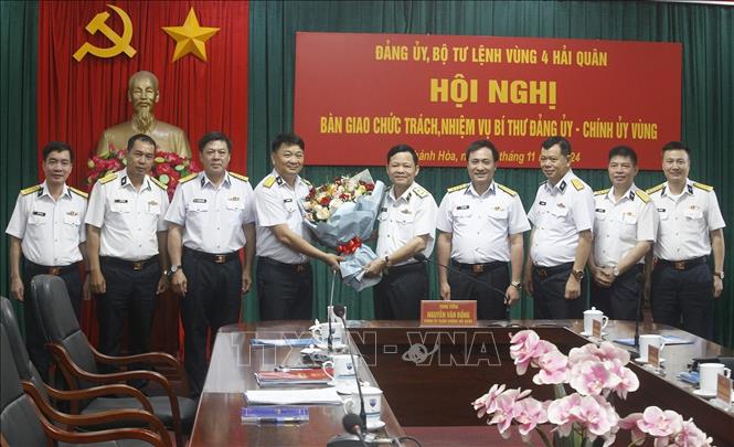 Trung tướng Nguyễn Văn Bổng, Bí thư Đảng ủy, Chính ủy Quân chủng Hải quân tặng hoa chúc mừng Thượng tá Bùi Xuân Bình (bên trái). Ảnh: TTXVN phát