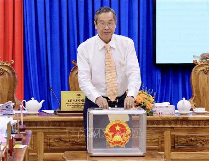 Ông Lê Văn Nưng, Phó Bí thư thường trực Tỉnh ủy, Chủ tịch HĐND tỉnh An Giang bỏ phiếu bầu Phó Chủ tịch UBND tỉnh An Giang, nhiệm kỳ 2021-2026. Ảnh: Thanh Sang-TTXVN
