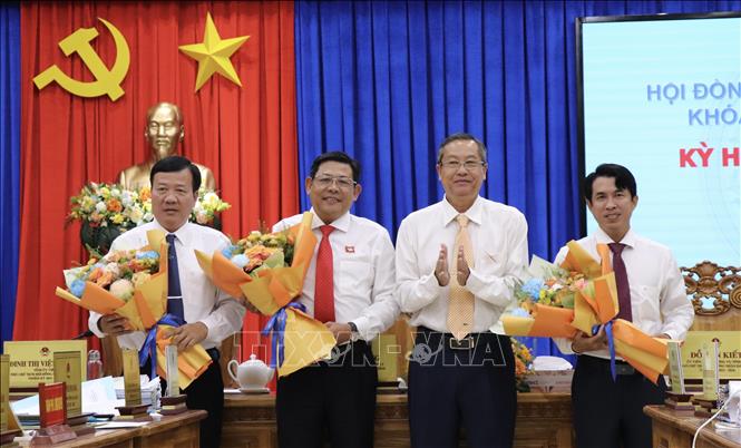 Ông Ngô Công Thức, Giám đốc Sở Giao thông vận tải An Giang (thứ 2, trái) được bầu làm Phó Chủ tịch UBND tỉnh An Giang nhiệm kỳ 2021-2026. Ảnh: Thanh Sang-TTXVN