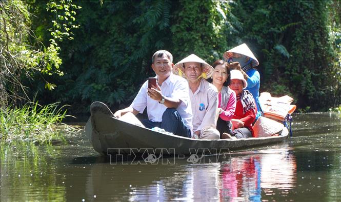Du khách trải nghiệm đi xuồng trên kênh tham quan Rừng tràm Gáo Giồng. Ảnh: Nhựt An - TTXVN